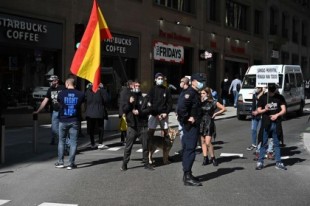 Amor del bueno entre neonazis y Policía Nacional: malestar por el trato diferencial en una marcha por la sanidad pública