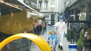 Las terrazas de la calle de la Estrella en A Coruña impiden recoger en la puerta de su casa a un enfermo de COVID