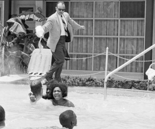 El gerente de un motel vierte ácido en el agua cuando los negros se bañaban en la piscina, 1964 (en)