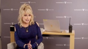 Dolly Parton recibe la primera dosis de «su propia medicina»: la vacuna contra el covid-19