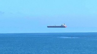 'Barco flotante' fotografiado frente a la costa de Cornualles por un paseante