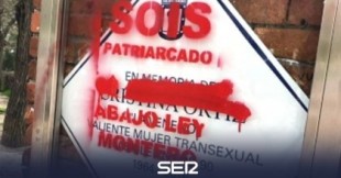 "Sois patriarcado": la placa de 'La Veneno' amanece vandalizada con pintadas y un mensaje contra la ley Trans