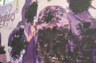 Hallan pinturas de cromañones tapando un mural feminista