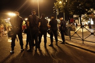 La policía madrileña no sabe si intervenir ante una manifestación feminista formada por franceses de fiesta