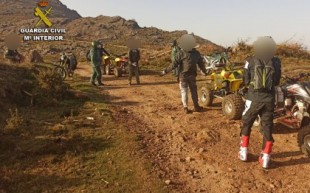 26 conductores de quads multados por la Guardia Civil en Val Miñor tras "daños sistemáticos" en el monte