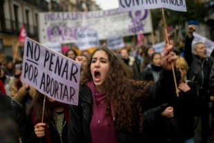 300 kilómetros para un aborto: cómo operan las trabas a la interrupción del embarazo en España