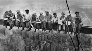 Un vasco, entre los trabajadores de la icónica foto del Rockefeller Center ("Almuerzo sobre un rascacielos").