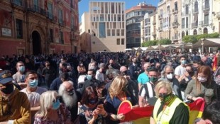Simpatizantes de Vox llenan la Plaza Belluga de Murcia para ver a Abascal