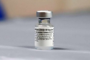 Las vacunas de Pfizer y Moderna reducen el riesgo de infección asintomática y de contagio