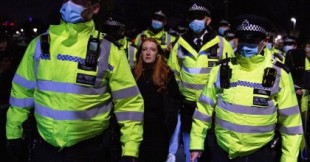 La Policía carga contra mujeres que hacían vigilia en Londres por el asesinato de Sarah Everard a manos de un agente