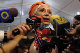 La mujer con la que posa Iglesias en una foto no es una narcotraficante sino la política colombiana Piedad Córdoba