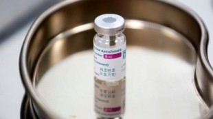 España podría dejar de vacunar con AstraZeneca a mujeres jóvenes y administrarla a mayores de 65 años