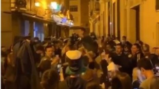 Fiesta multitudinaria en el centro de Málaga, sin mascarillas, sin distancia, con alcohol y gritando