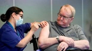 Noruega investiga otras dos muertes entre vacunados con AstraZeneca y mantiene suspendida su administración