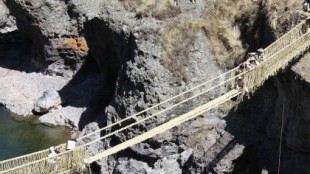 El último puente colgante inca se desploma sobre el río Apurímac