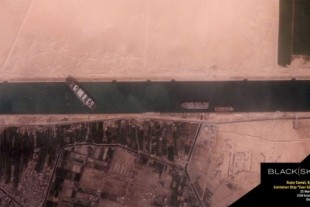 El bloqueo de barco en el Canal de Suez podría durar semanas