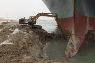 El buque de carga en el Canal de Suez, más cerca de ser desencallado: así se las están ingeniando para mover al gigante