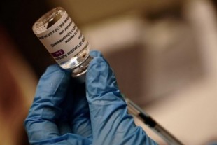 Un distrito alemán suspende las vacunaciones con AstraZeneca en mujeres tras dos casos de trombosis