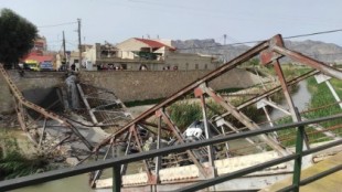 Cae con su camión al río al desplomarse un puente en Beniel (Murcia)