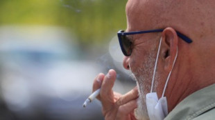 "Fumar no puede ser una excepción": piden que los fumadores no se quiten la mascarilla