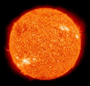 ¿Cuánto tarda un fotón en salir del Sol?