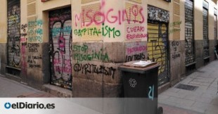 Atacan con pintadas tránsfobas y símbolos feministas la sede del Cogam en Madrid