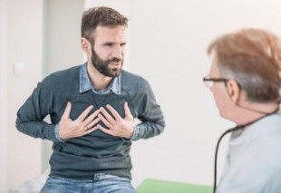 Un paciente de cuarenta años le describe al médico todos los síntomas de tener cuarenta años