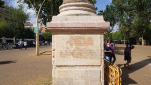 El Ayuntamiento limpia de pintadas las columnas romanas de la Alameda