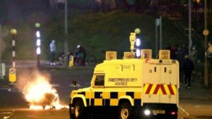 La tercera noche de violencia en Irlanda del Norte deja policías heridos por bombas de gasolina y ladrillos