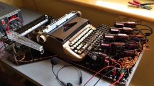 Una máquina de escribir manual que funciona mediante reconocimiento automático de voz