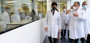 Pedro Duque anuncia en León que «pronto» comenzarán «las pruebas clínicas» con las vacunas españolas