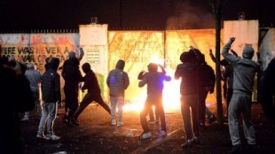 Irlanda del Norte: a qué se debe el estallido de violencia que revive fantasmas del pasado