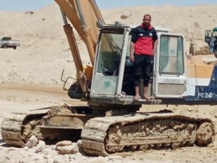 El conductor de la excavadora del canal de Suez durmió 3 horas al día; no le pagaron aún las horas extras