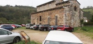 El prerrománico asturiano, entre coches y destrozos de jabalíes
