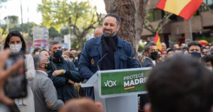 Señor que no ha trabajado fuera de la política y que no hizo la mili da discurso sobre el trabajo duro y defender España