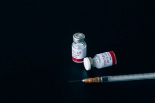 Por qué los efectos secundarios leves de las vacunas son buenos (y cuán rarísimos son los graves)