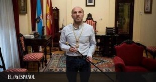 El alcalde de Orense, reloj en mano, saca los colores a los funcionarios: ni uno llegó a las 8 de la mañana