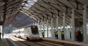 Aplausos y emoción en Canfranc ante la llegada del tren a la nueva estación
