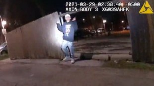 Vídeo de "bodycam" muestra que la policía de Chicago disparó a un niño de 13 años con las manos en alto (ENG)