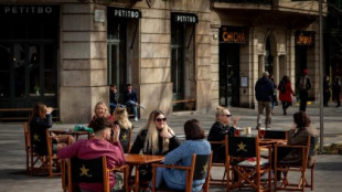 Prohibir fumar en las terrazas: rechazo rotundo de Ayuso y dudas en Cataluña