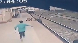 Un hombre salva a un niño que cayó en las vías del tren en la India