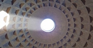21 de abril: la luz del sol ilumina el Panteón de Agripa