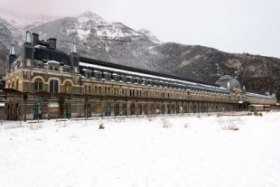 La odisea de la estación de Canfranc, única en España y ante su último tren, contada en 33 fotografías