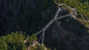 El puente escalonado sobre la cascada Vøringsfossen, en Noruega, desde el que puedes tocar el cielo o morirte de miedo