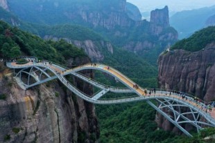 Este impresionante puente es la última locura arquitectónica de China y lleva más de 200.000 visitantes