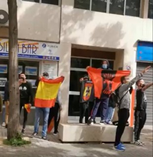 Un grupo hace el saludo fascista e insulta a Gabriel Rufián en la presentación de su libro en Dénia
