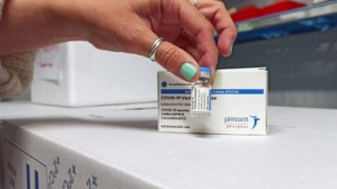 Sanidad anuncia que Janssen solo entregará la mitad de las dosis previstas de su vacuna este abril