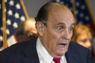 Agentes de EEUU ejecutan una orden de registro en el domicilio de Rudy Giuliani, exabogado personal de Trump