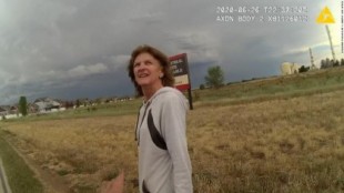 Policías de Colorado riéndose de las imagenes de un arresto violento a una anciana (Eng)