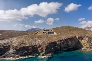Una casa construida en un acantilado en Grecia reinventa el concepto de 'casa-cueva'